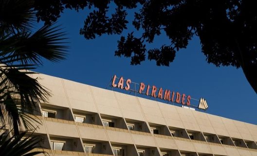 Las Piramides Resort