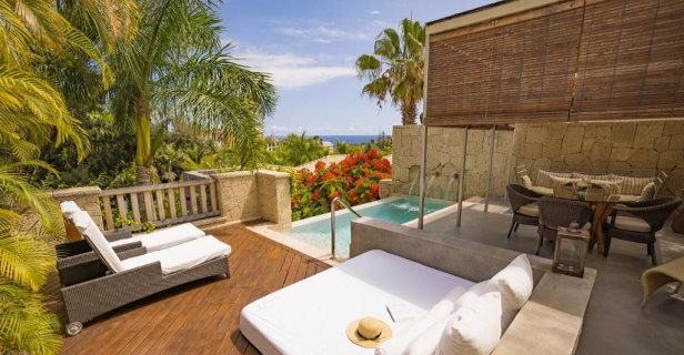 Las Villas Bahia Del Duque Resort