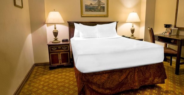 Night Hotel Broadway